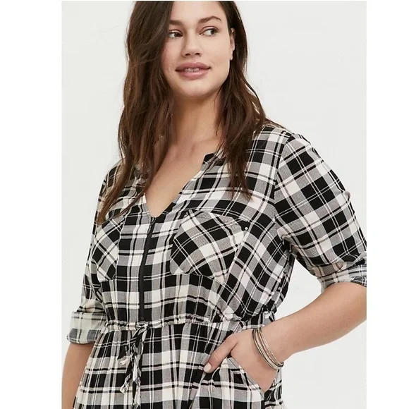 Torrid size 3 BLACK & IVORY PLAID CHALLIS ZIP FRONT DRAWSTRING SHIRT DRESS - Picture 2 of 11